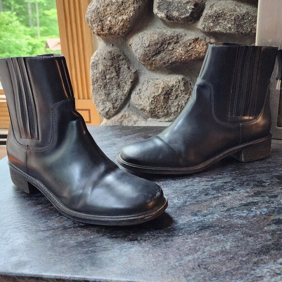 L.L. Bean Black Leather Rounded Toe Slip-On Boots Size 8.5M - Picture 2 of 15